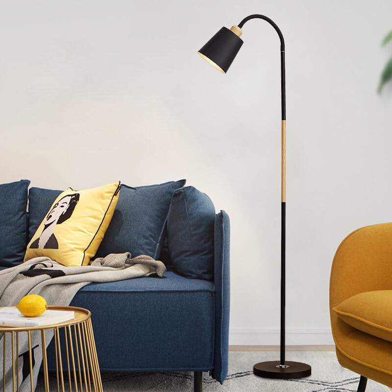Minimalistische Stehlampe mit Eisenfuß