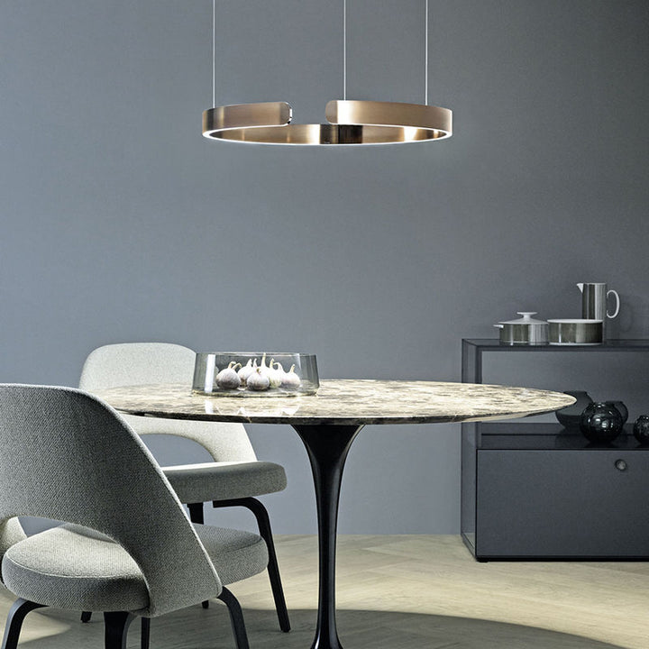 Moderne LED Pendelleuchte in Ringform mit Deckenmontage
