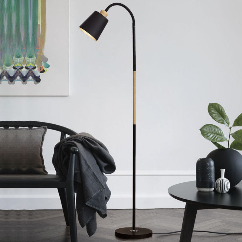 Minimalistische Stehlampe mit Eisenfuß