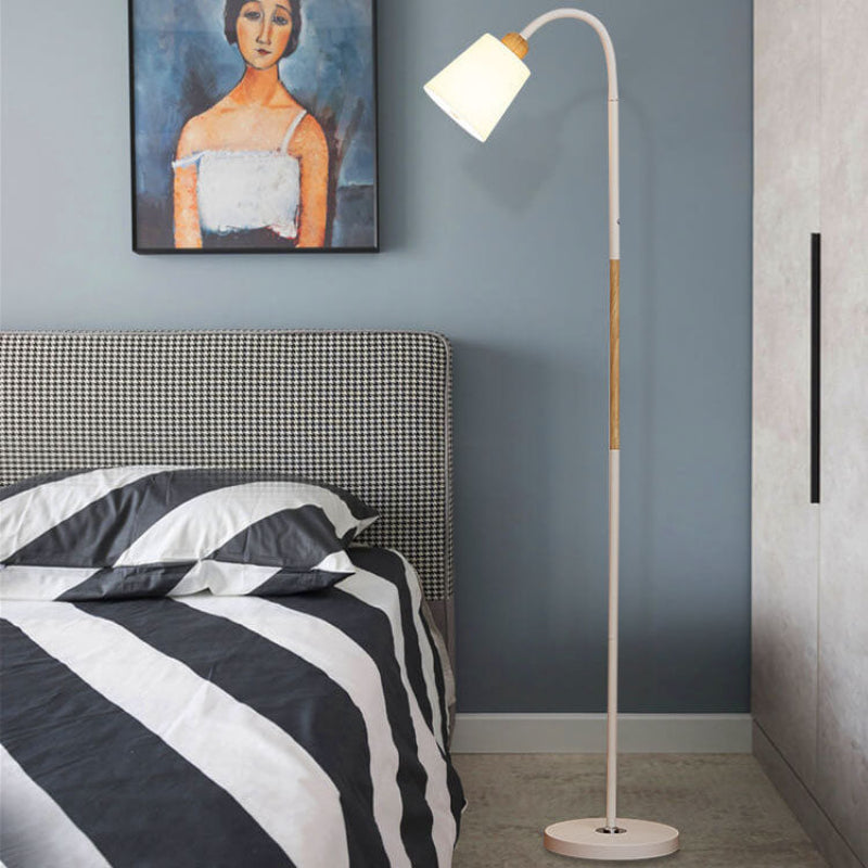 Minimalistische Stehlampe mit Eisenfuß