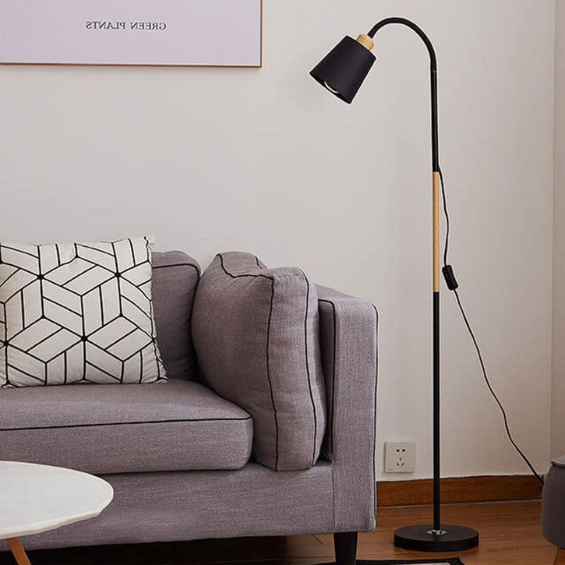 Minimalistische Stehlampe mit Eisenfuß