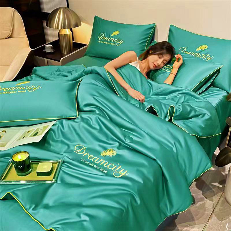 Smooth summer duvet with a cooling silk feel