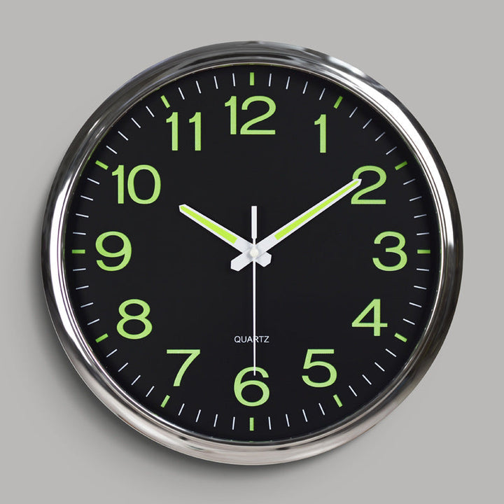 Leuchtende lautlose Wanduhr mit 30 cm Durchmesser an weißer Wand
