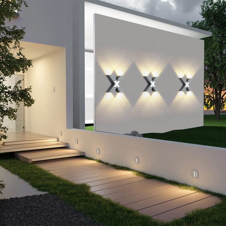 Moderner wasserdichter LED-Außenstrahler im X-Design für Fassadenbeleuchtung