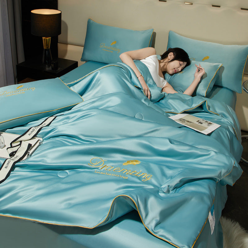 Smooth summer duvet with a cooling silk feel