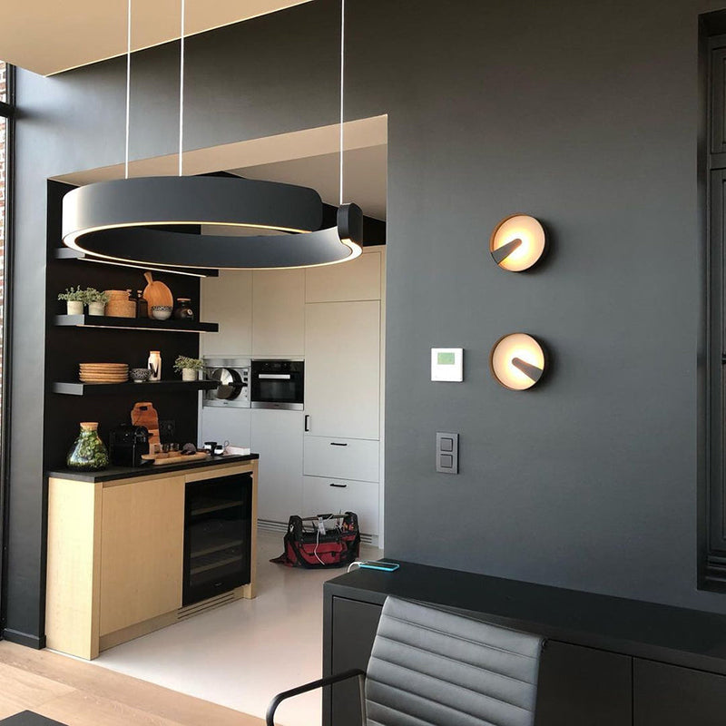 Moderne LED Pendelleuchte in Ringform mit Deckenmontage