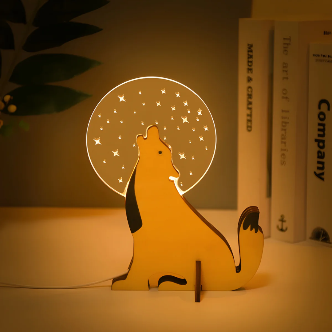 Detailansicht der LED-Tischlampe aus Holz mit leuchtendem Lampenschirm