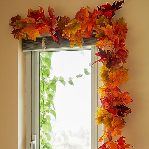 Sechs miteinander verbundene Ahornblätter der Herbstgirlande im Detail