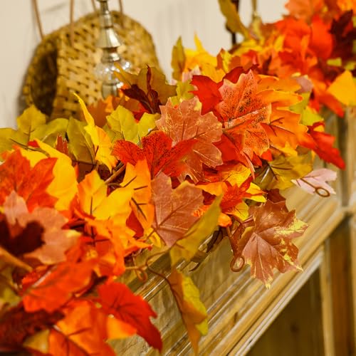 Saisonale Herbstdekoration mit einer Girlande aus sechs Ahornblättern