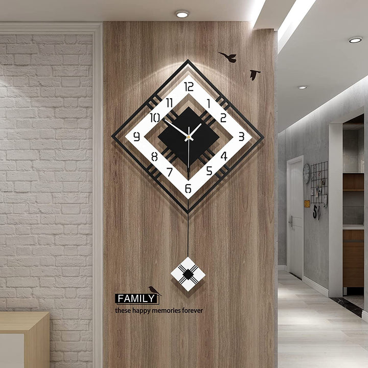 Große Wanduhr aus MDF mit Pendel an einer Wand