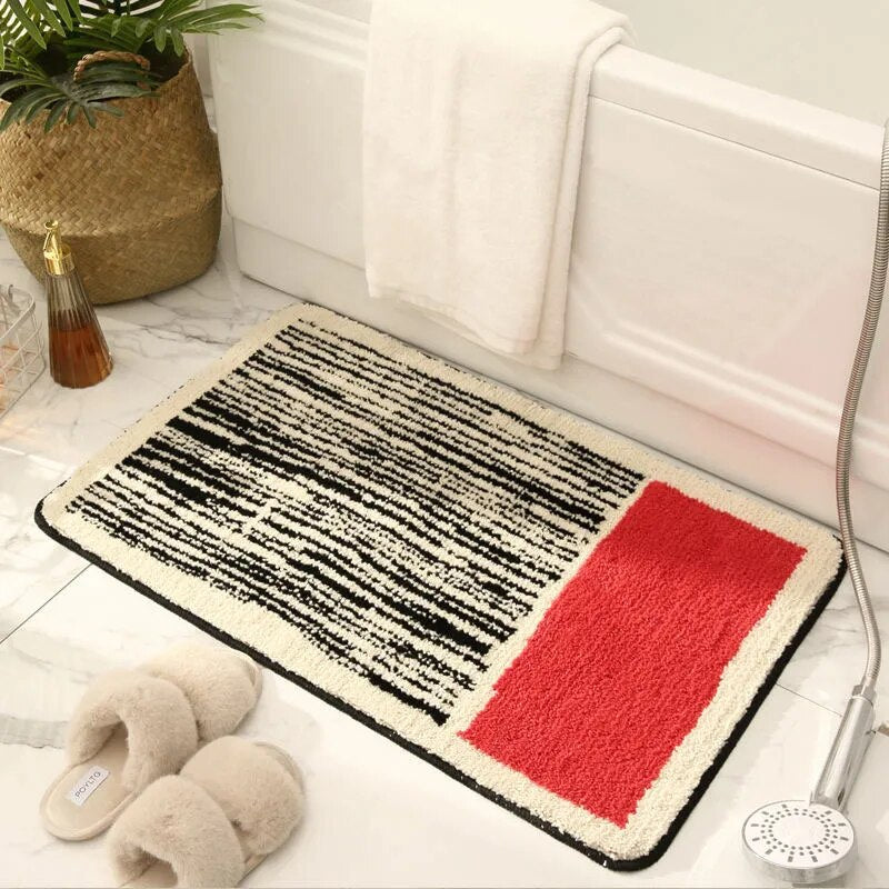 Badematte als wohnliches Accessoire neben einer Badewanne