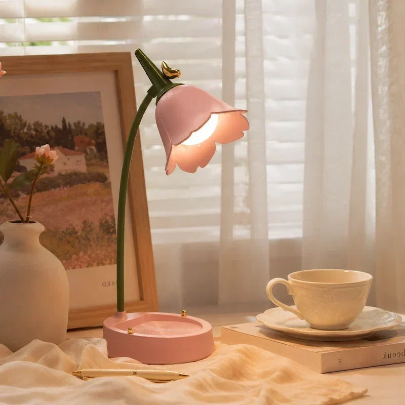 LED-Leselicht im Blumendesign aus seitlicher Perspektive