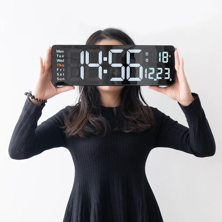 Moderne LED-Wanduhr mit Timer, Datum & Fernbedienung