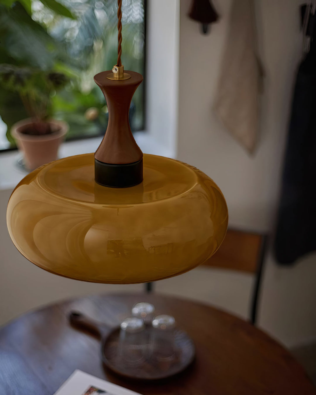 Mayon Hängeleuchte mit braunem Glasschirm