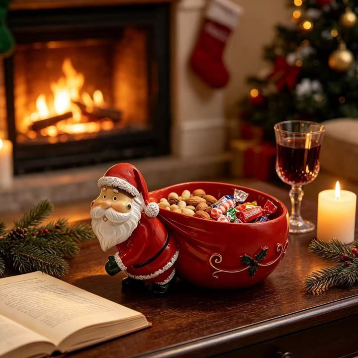 Festlicher Dekoschlitten mit Weihnachtsmann als stimmungsvolle Weihnachtsdekoration