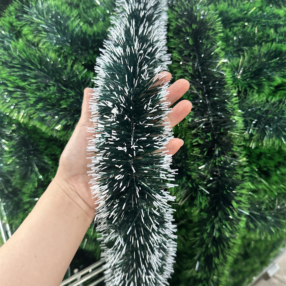Längliche Weihnachtsgirlande mit grünem Laub im Überblick