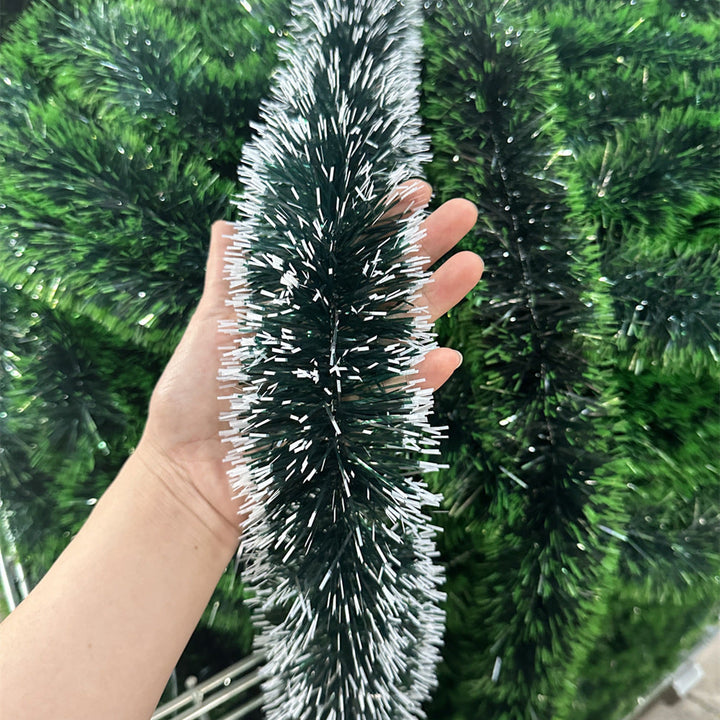 Längliche Weihnachtsgirlande mit grünem Laub im Überblick