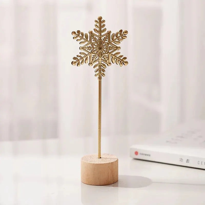 Goldene Metallfigur mit filigranem Ginkgo-Blattmotiv