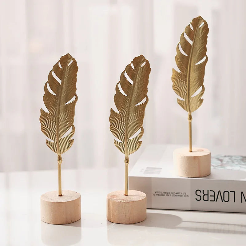 Detailansicht der goldenen Ginkgo-Blattform aus Metall