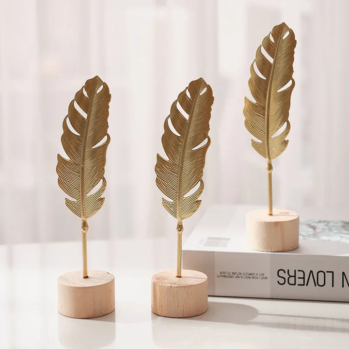 Detailansicht der goldenen Ginkgo-Blattform aus Metall