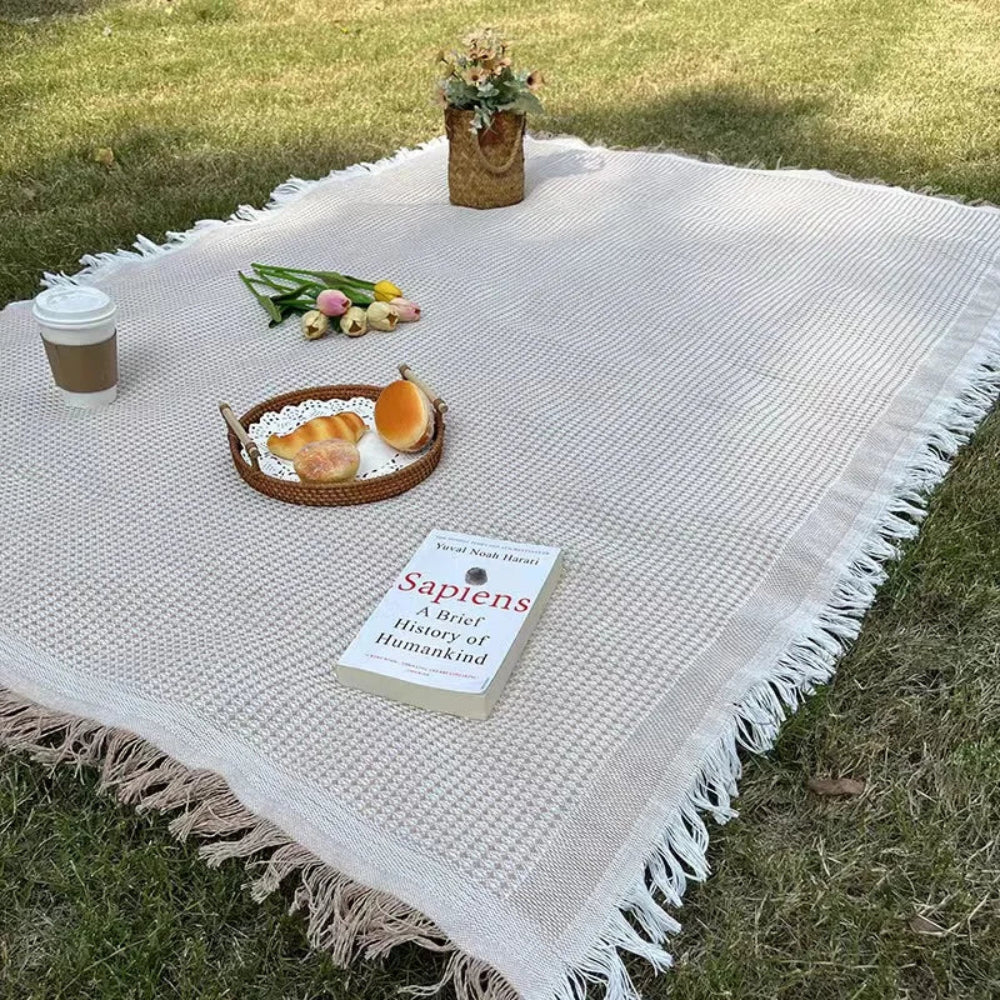 Baumwoll-Leinen-Tischdecke auf gedecktem Tisch im Garten