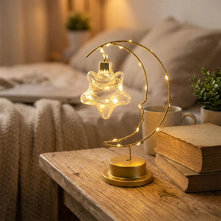 Verstellbare LED-Tischlampe im mondinspirierten Design auf einem Tisch