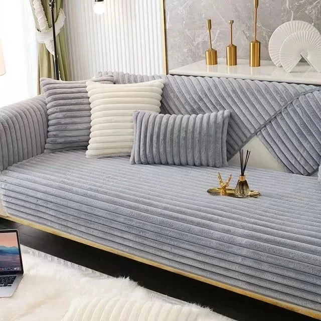 Wasserdichter Sofabezug aus Polyester über einem gemütlichen Sofa