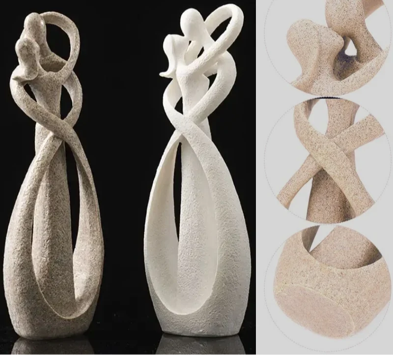 Abstrakte Skulptur neben modernen Wohnaccessoires auf einem Regal