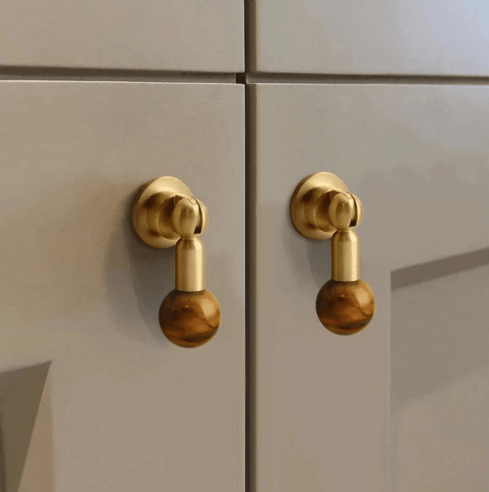 Eleganter Möbelknopf aus Kristall mit glänzendem Messingrahmen