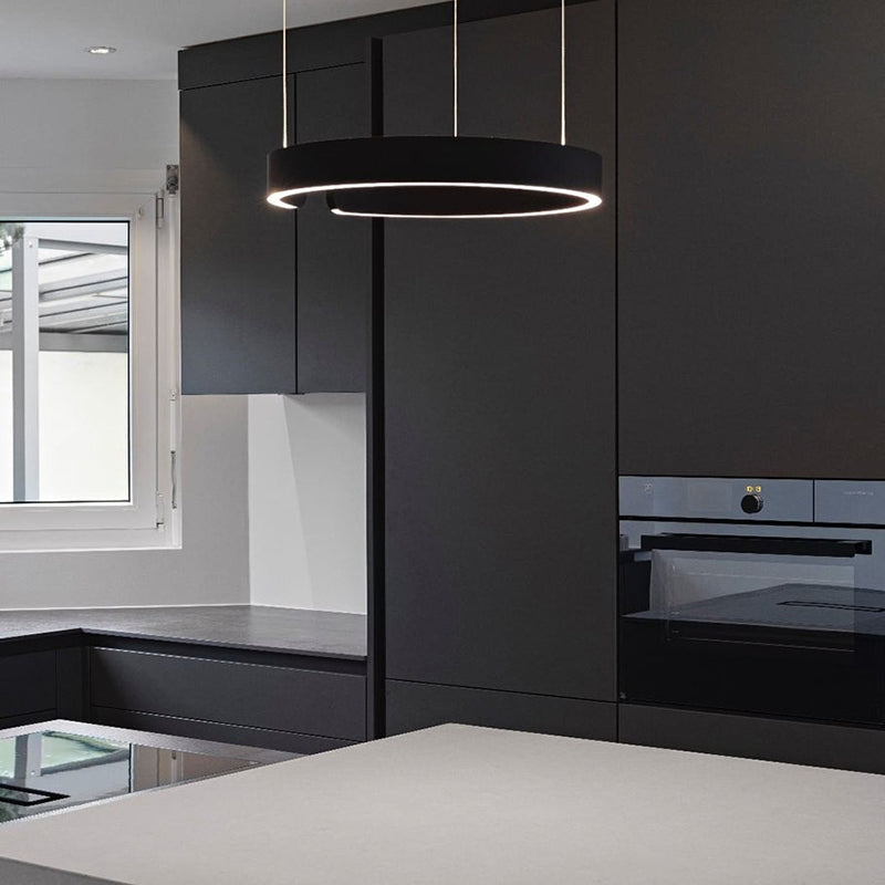 Moderne LED Pendelleuchte in Ringform mit Deckenmontage