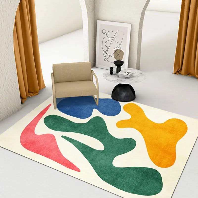 Teppich aus Lammwolle mit abstraktem Design in einer stilvoll eingerichteten Wohnumgebung