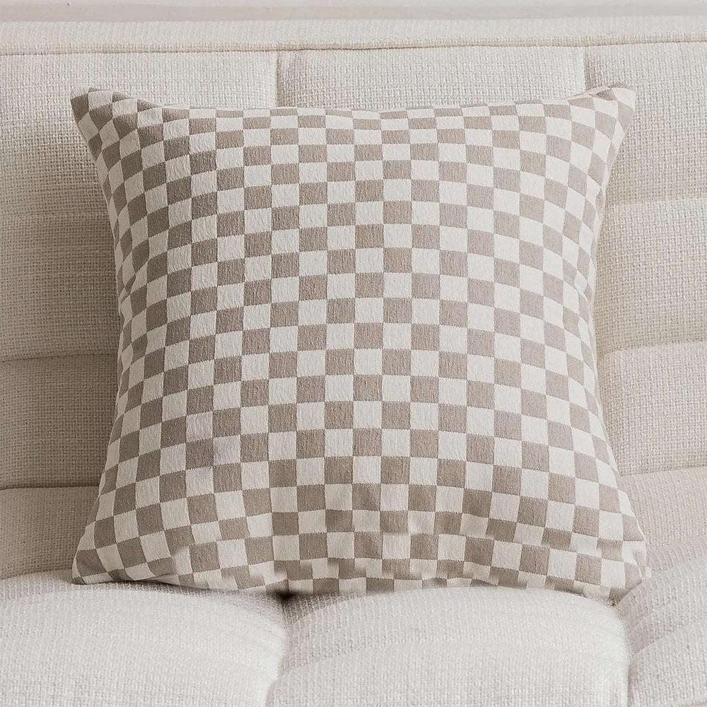 Dekokissen in Beige mit kariertem Muster auf einem Sofa