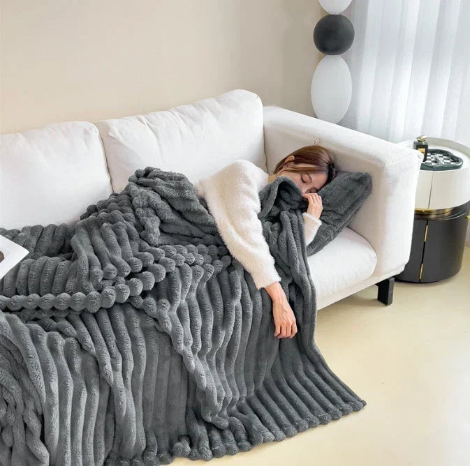Fleece-Kuscheldecke gefaltet auf einer Sitzfläche