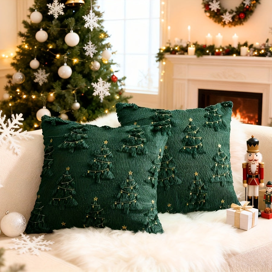 Zwei weihnachtliche Kissenhüllen im 3D-Strickdesign mit Tannenbaum- und Glockenmotiv