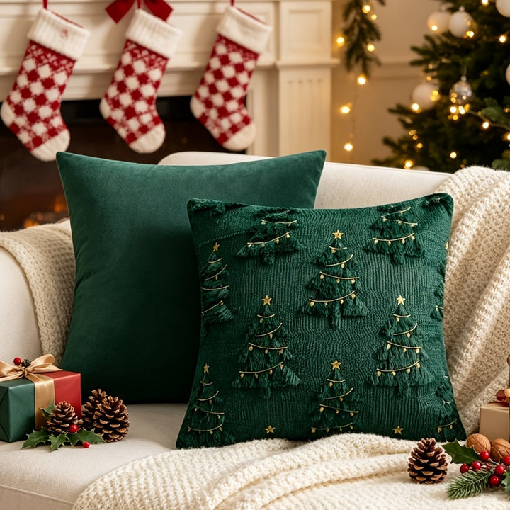 Weihnachtliche Kissenhüllen als 2er-Set in Grün und Rot auf einer Sitzfläche