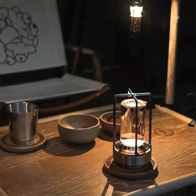 Dekorative Kristall-Tischlampe im modernen Wohnambiente