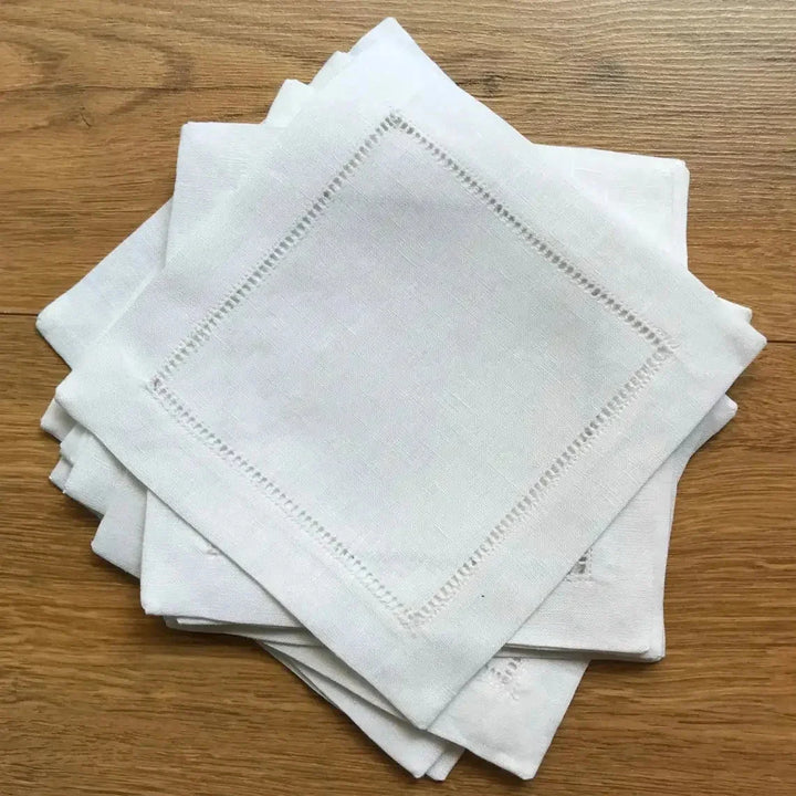 Stoffservietten im Format 50 x 50 cm auf einem Holztisch