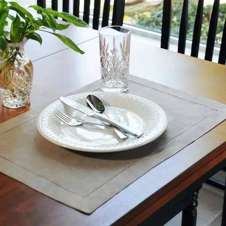 Khakifarbene Leinenserviette auf einer stilvoll gedeckten Tafel