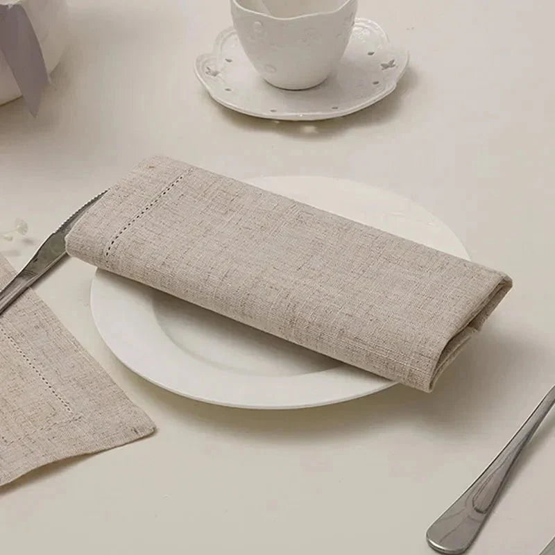 Sechser-Set Stoffservietten in Weiß und Khaki für den Esstisch