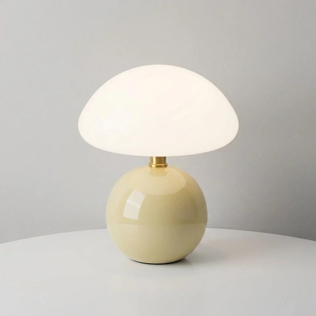 Pilzförmige Tischlampe mit Kuppelschirm und runder Basis auf einem Schreibtisch