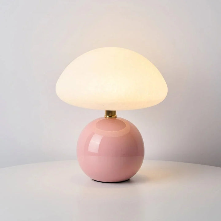Pilzlampe auf einem Nachttisch neben einem Bett als sanfte Beleuchtung