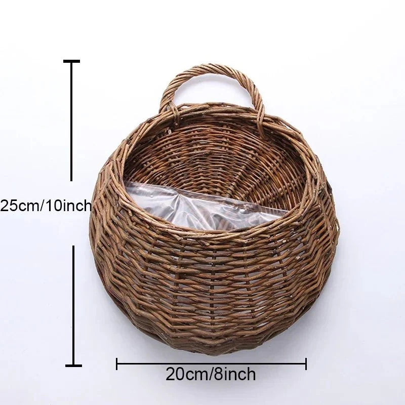 Dekorativer Pflanzenhalter aus handgeflochtenem Rattan