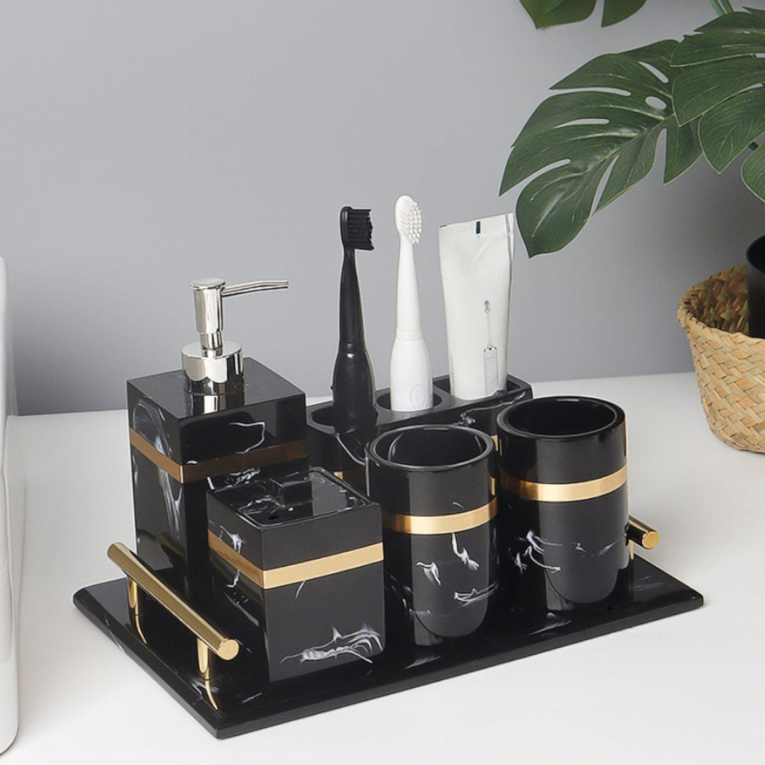 Elegantes Badezimmer Set mit schwarzer Marmoroptik und Goldverzierungen