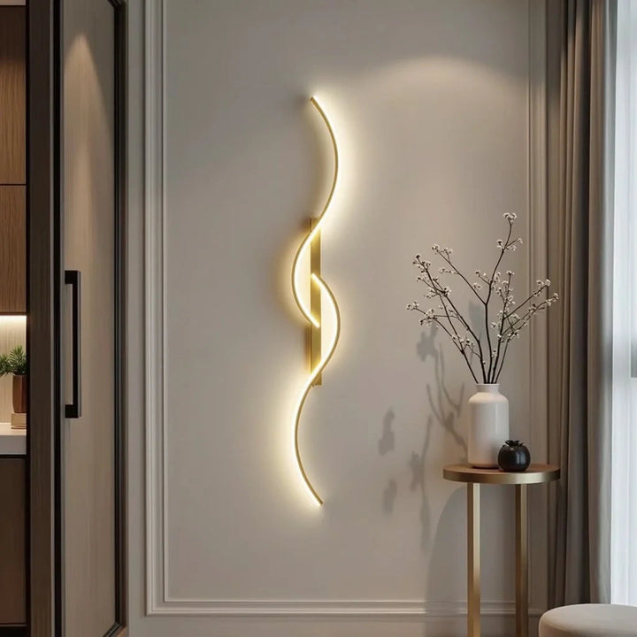 Modern wave LED wall light – dimmable &amp; stylish in gold/black